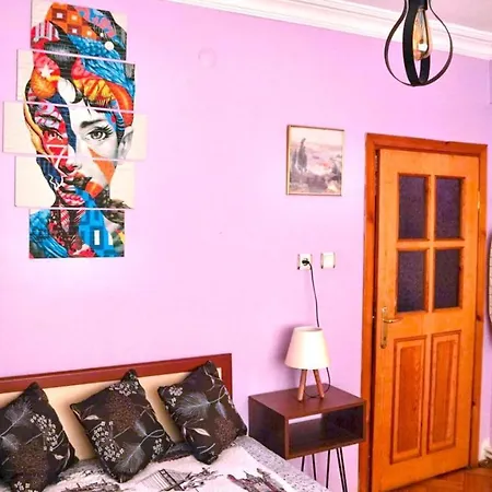 One In The Heart Of / 100 Mt Taksim بيت ضيافة *